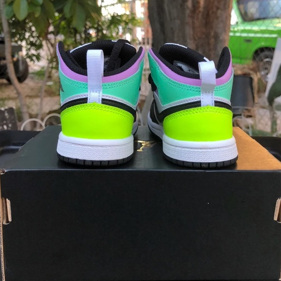 Air Jordan 1 Mid Green Glow Size 10c - Picture 5 of 5
